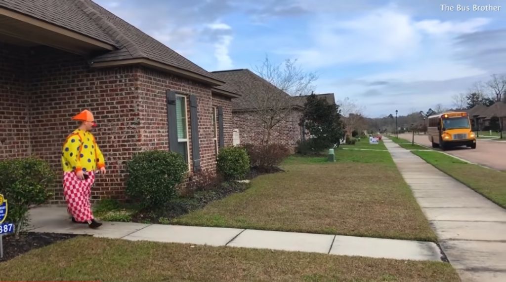 매일 다른 코스튬을 하고 동생을 마중 나가는 형 | 인스티즈