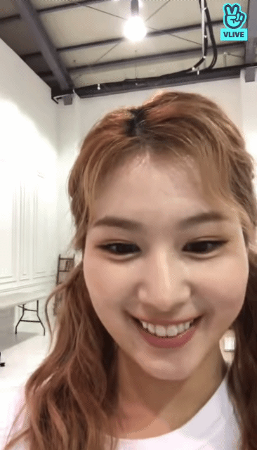 브이앱인지 모르고 웃긴 표정짓는 지효 | 인스티즈