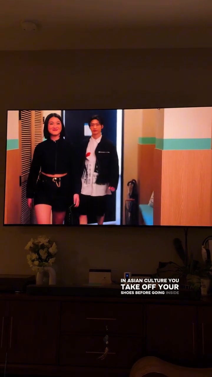 XO kitty 에서 신발신고 남의 집 활보하는 한국인 캐릭터 | 인스티즈