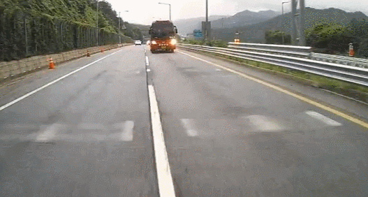 고속도로에서 대형차랑은 피해 가려는 이유.gif | 인스티즈