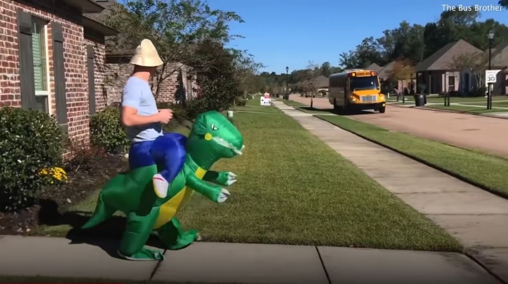 매일 다른 코스튬을 하고 동생을 마중 나가는 형 | 인스티즈