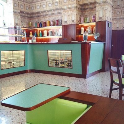 웨스 앤더슨 감독이 디자인한 카페의 인테리어 디테일.jpg | 인스티즈