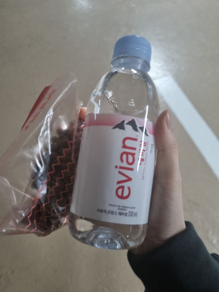 주차장에 버려진 고양이 | 인스티즈