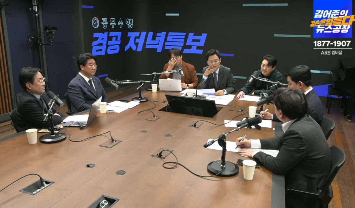 뉴스공장에서 공개한 '기자들(타언론사들도있음)과 군인들의 첫 충돌 영상 (cctv아님) (+내용)' | 인스티즈