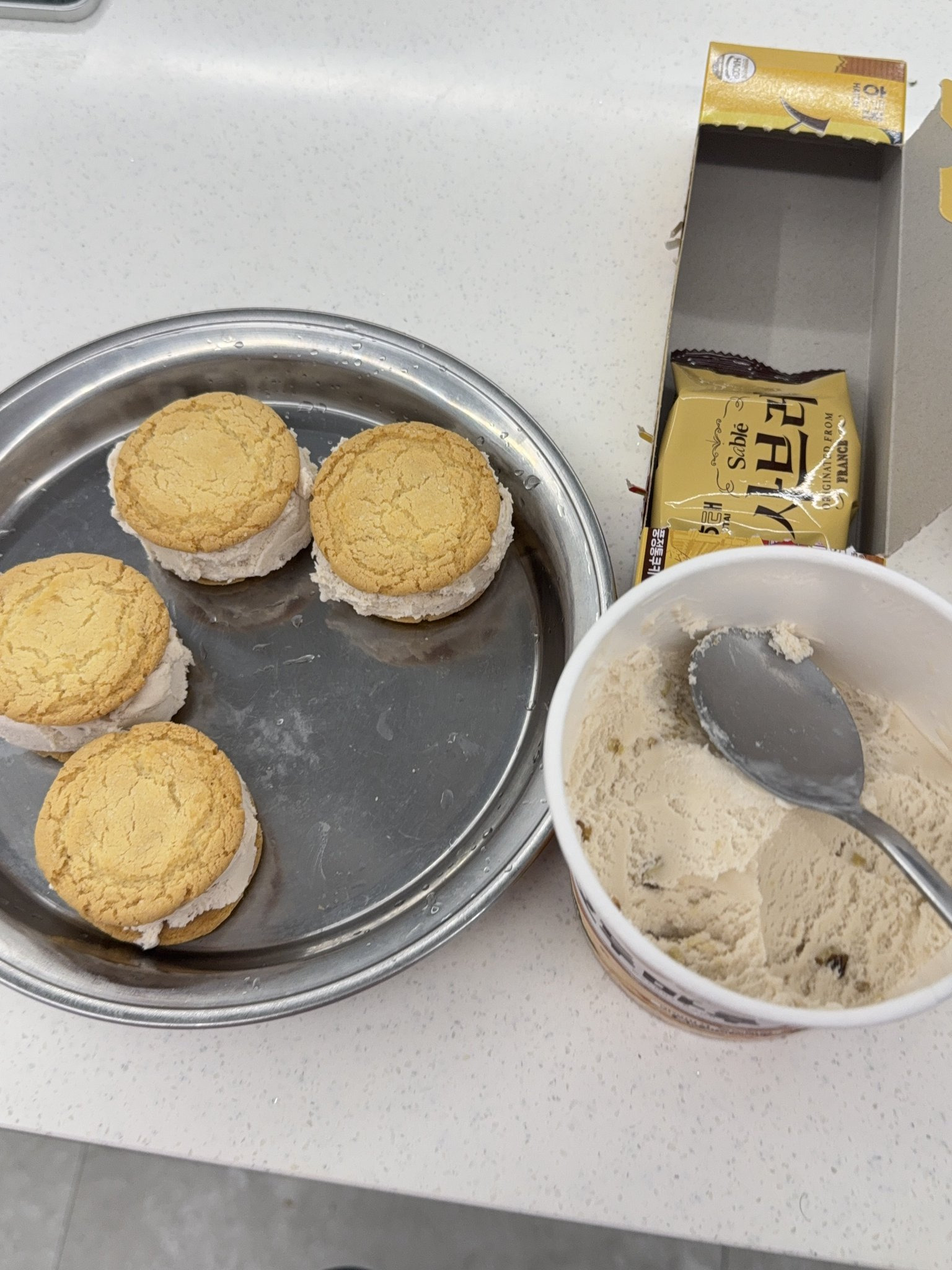 사브레에 호두마루 샌드해서 냉동실에 한시간 뒀다 먹으면 진짜 맛있어요... | 인스티즈