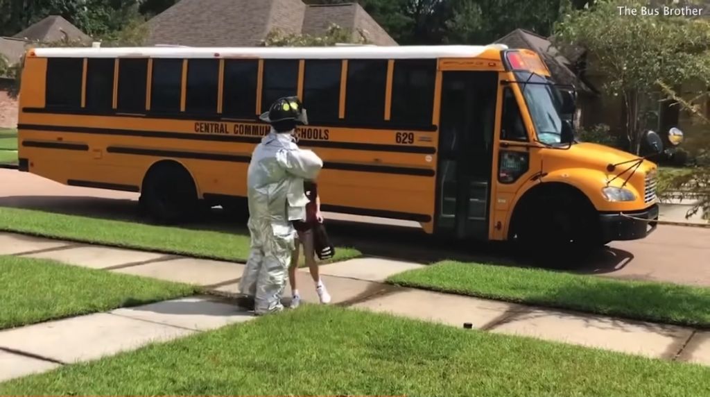 매일 다른 코스튬을 하고 동생을 마중 나가는 형 | 인스티즈