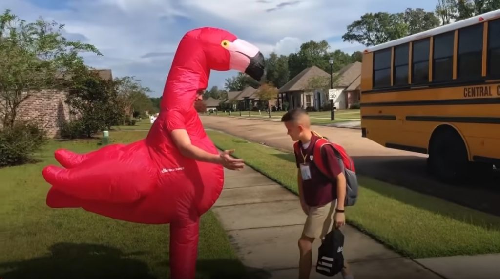 매일 다른 코스튬을 하고 동생을 마중 나가는 형 | 인스티즈