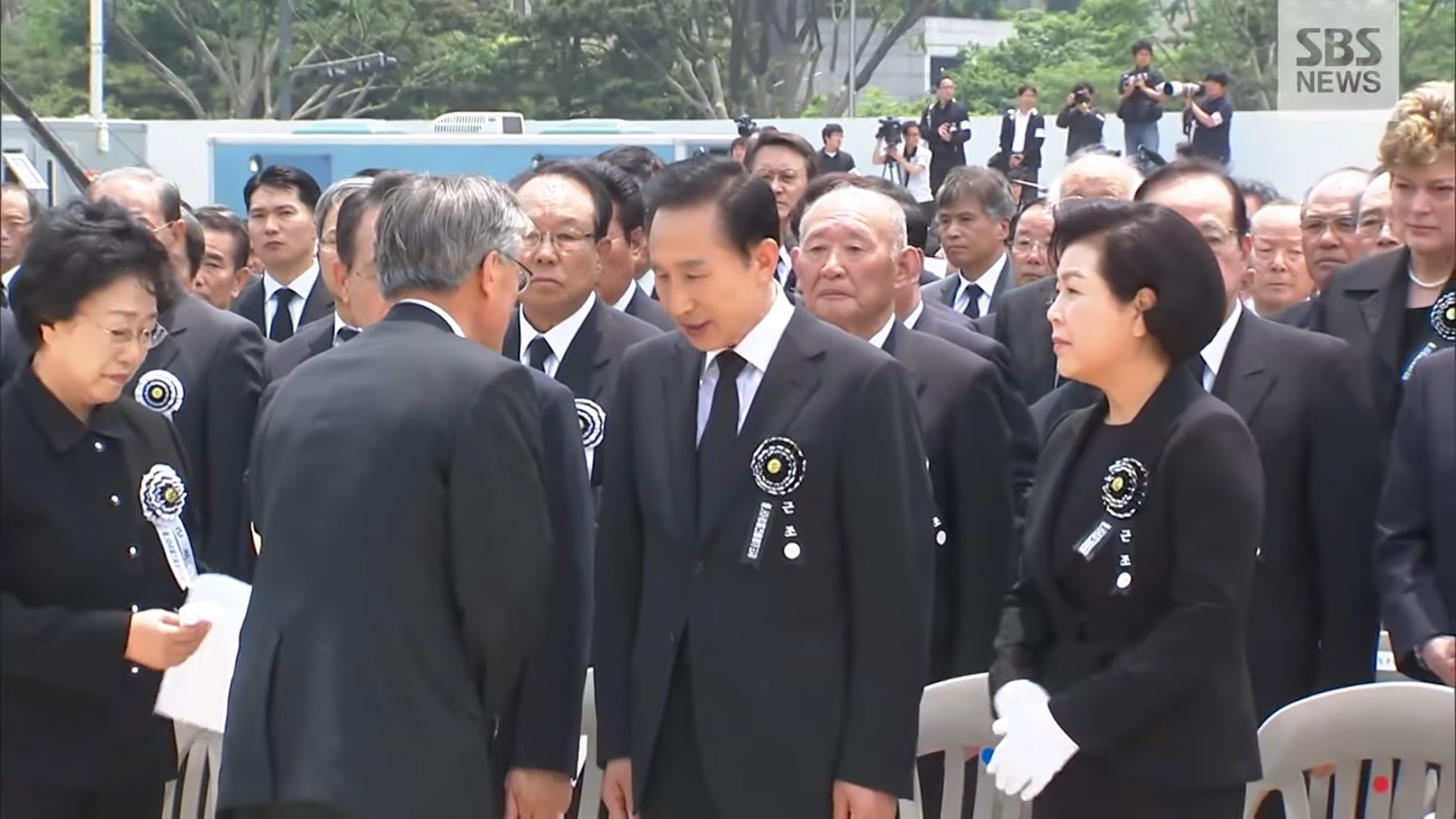 故노무현 대통령 영결식에서 분향하는 이명박.jpgif | 인스티즈