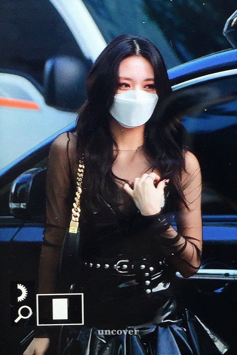 오늘자 반응 안좋은 ITZY 유나 뮤뱅 의상.jpg | 인스티즈