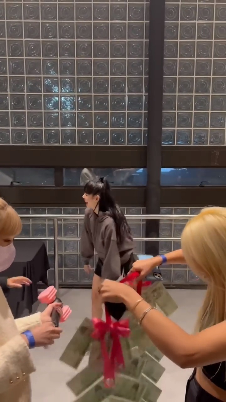 블랙핑크 콘서트 리사를 위해 선물준비한 씨엘씨 쏜(ft.민니) | 인스티즈