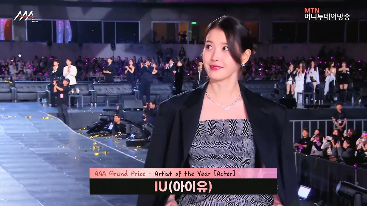 2025 AAA 연기 대상 아이유 축하 폭죽 | 인스티즈