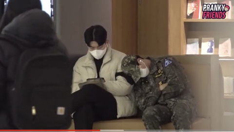 (감동 실험) 군인이 어깨에 기대 잠든다면? +댓글 | 인스티즈