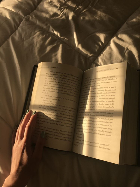 가을엔 따뜻한 라떼 한 잔과 함께 책을 읽어볼까요 ☕️📖 | 인스티즈