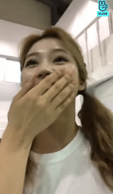 브이앱인지 모르고 웃긴 표정짓는 지효 | 인스티즈