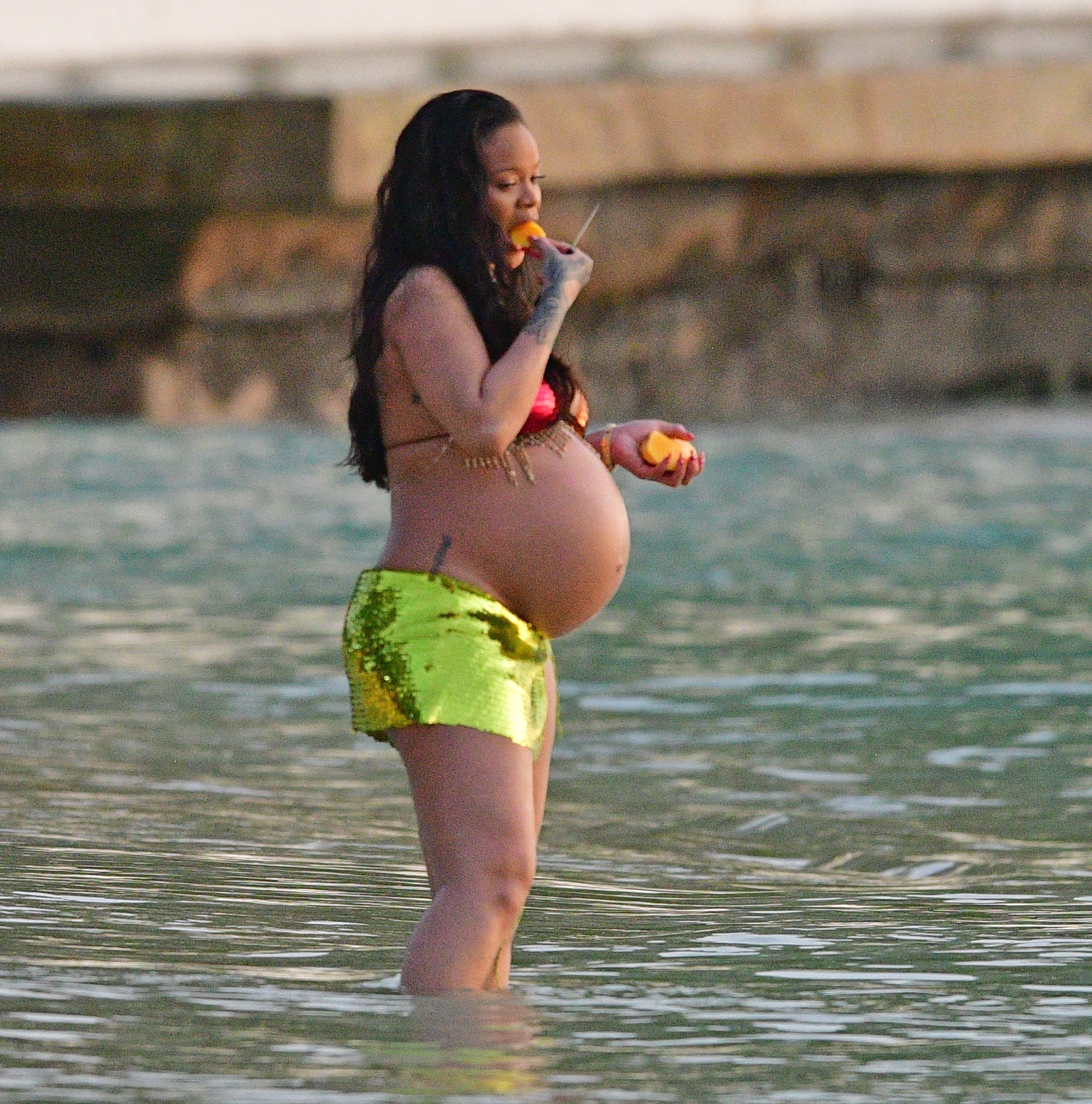 해외에서 화제였던 리한나 과일먹는 방법 | 인스티즈