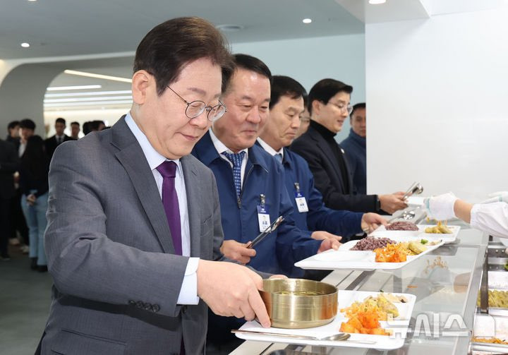 오늘자 이재명과 박찬대가 보라색 넥타이를 멘 이유 = 여성의 권리를 상징하는 색이라서 | 인스티즈