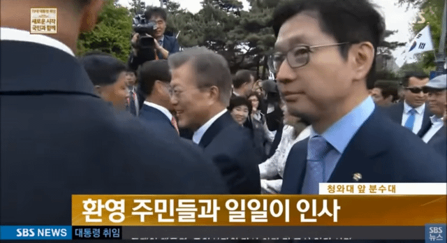 많은 생각이 들게하는 문재인 대통령과 김정숙여사님 표정..gif | 인스티즈