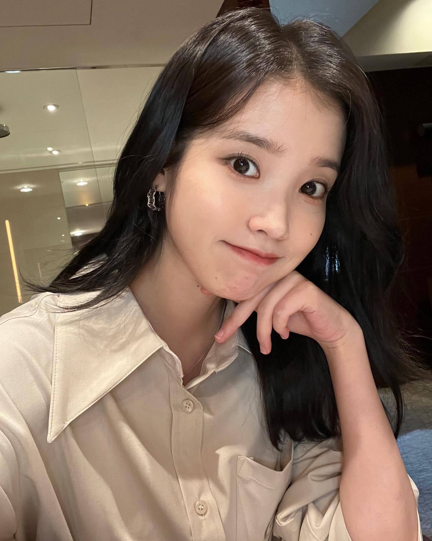 아이유가 아이폰 후면카메라로 셀카 찍는 과정.gif | 인스티즈
