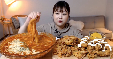 흔한 먹방 유튜버의 댕댕이 jpg | 인스티즈