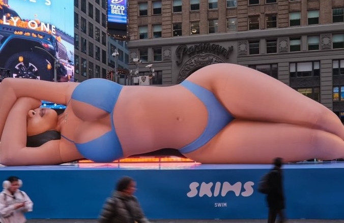 뉴욕 한복판에 초대형 '비키니 카다시안' 풍선… "아이들도 보는데” | 인스티즈