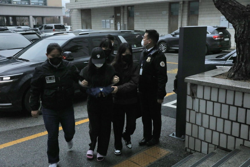 피 묻은 효자손 얼마나 때렸길래…두 살 딸 살해 친모·계부 재판행 | 인스티즈