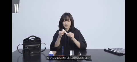 물건을 진짜 오래, 심플하게 쓰는 배두나 왓츠인마이백.jpg | 인스티즈