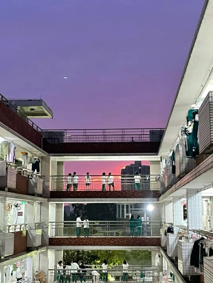 초저녁 걸어가다 넋놓고 올려다보게 되는 날 | 인스티즈