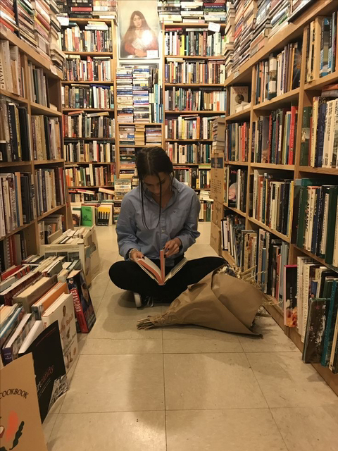 가을엔 따뜻한 라떼 한 잔과 함께 책을 읽어볼까요 ☕️📖 | 인스티즈