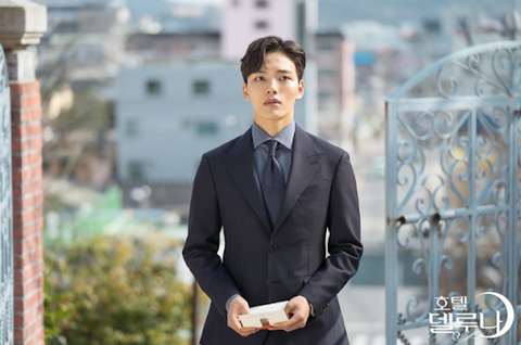수트다뺏고 머리내리고 웃음기 싸악 빼서 독기만 가득해야하는 남배우들 | 인스티즈