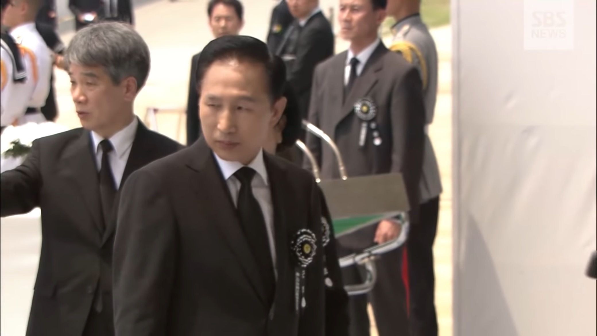 故노무현 대통령 영결식에서 분향하는 이명박.jpgif | 인스티즈
