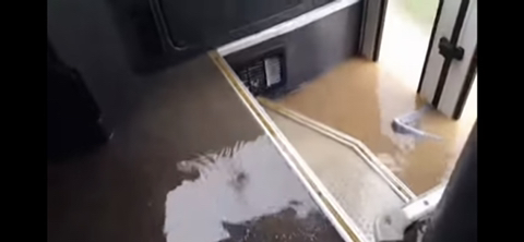 섬진강이 범람해서 통근버스로 회사 탈출하는 영상 | 인스티즈