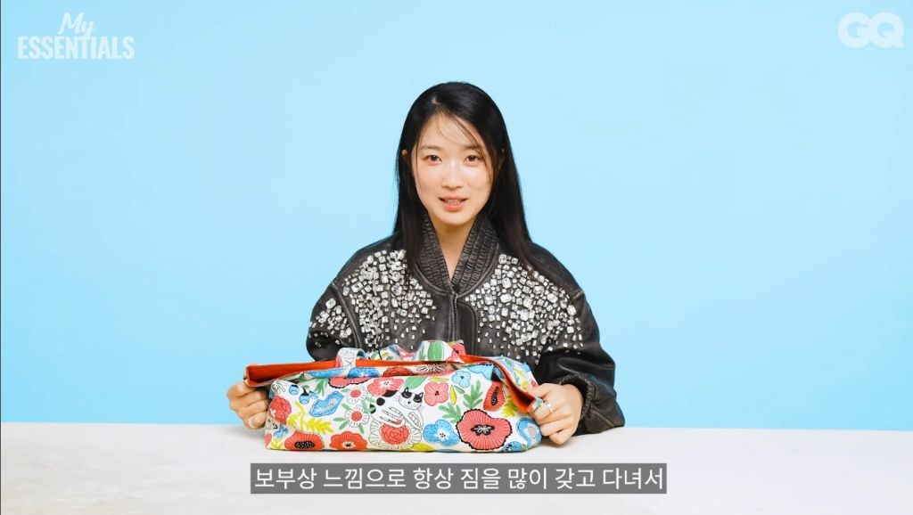 김혜윤이 자랑하는 초초초 한정판 커스텀백 | 인스티즈