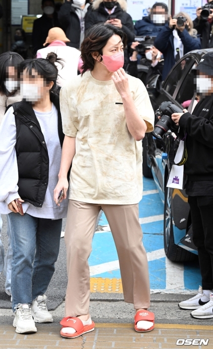 2022 대선 사전투표 하러 온 연예인들 사진 모음.jpg | 인스티즈