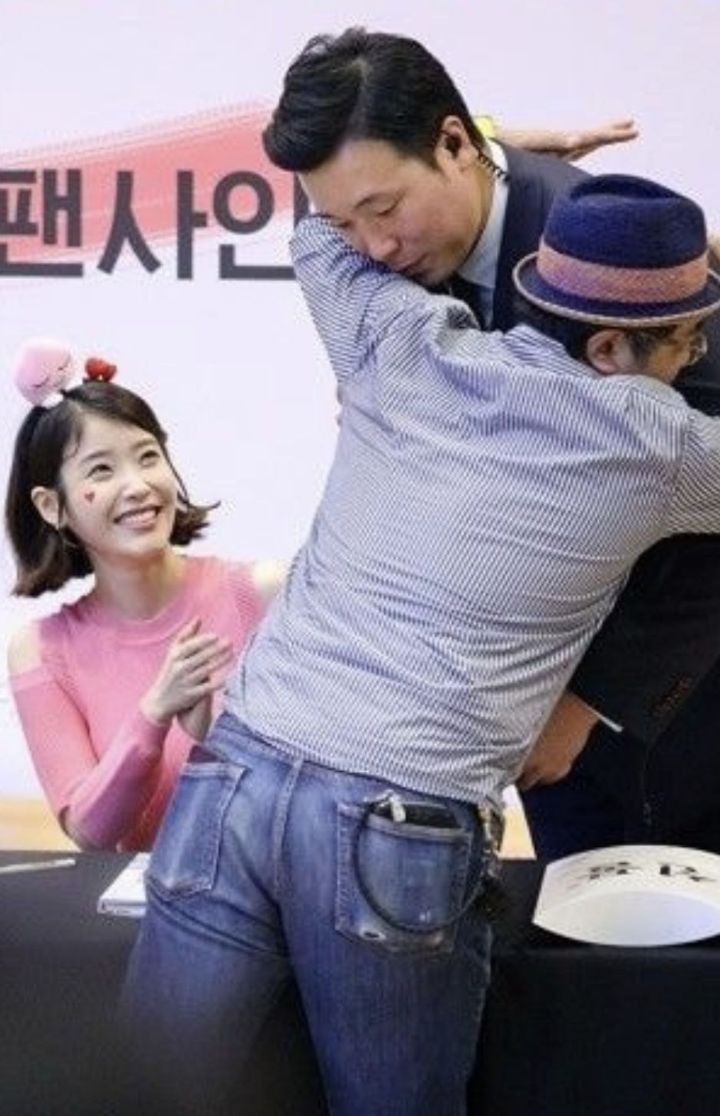 아이유 경호원이 하는 일.jpg | 인스티즈