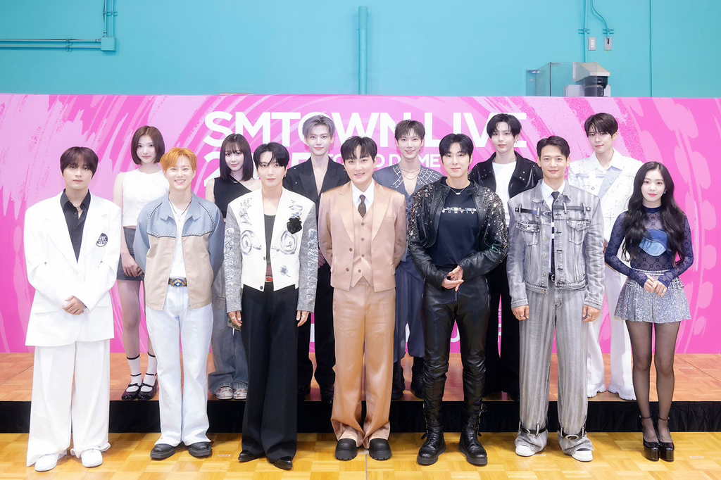 SM타운 도쿄 기자회견에 각 그룹 대표로 참여한 멤버들...jpg | 인스티즈