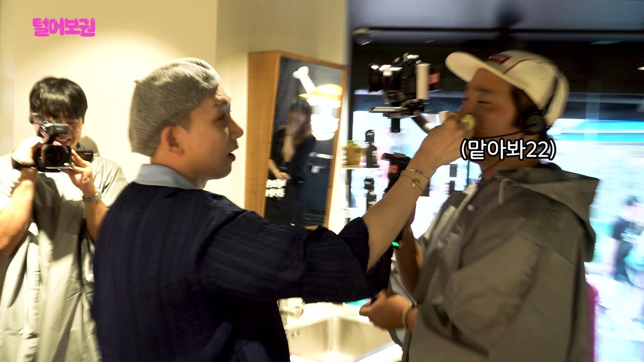 러쉬 직원들 텐션에도 눈 하나 깜빡하지 않는 조권과 김호영ㅋㅋㅋㅋㅋ.jpg | 인스티즈