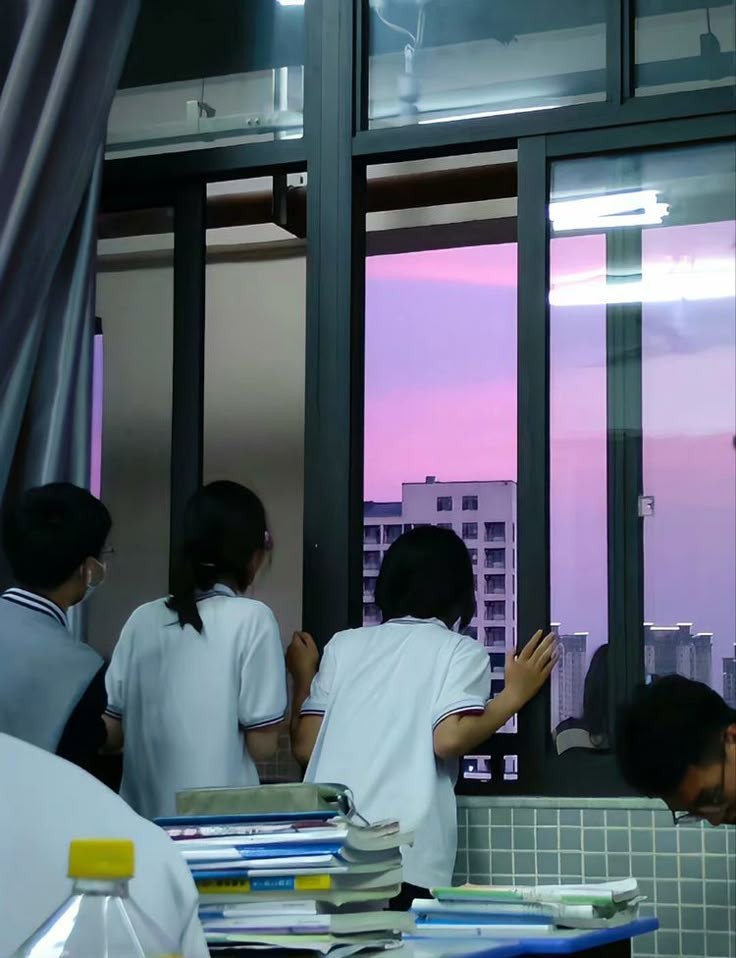 초저녁 걸어가다 넋놓고 올려다보게 되는 날 | 인스티즈