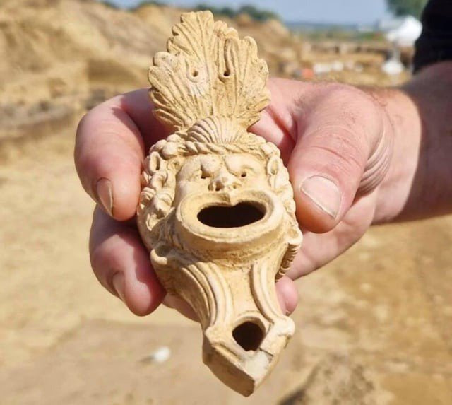 네덜란드에서 1900년전 만든 얼굴형태의 램프가 발견됨 | 인스티즈