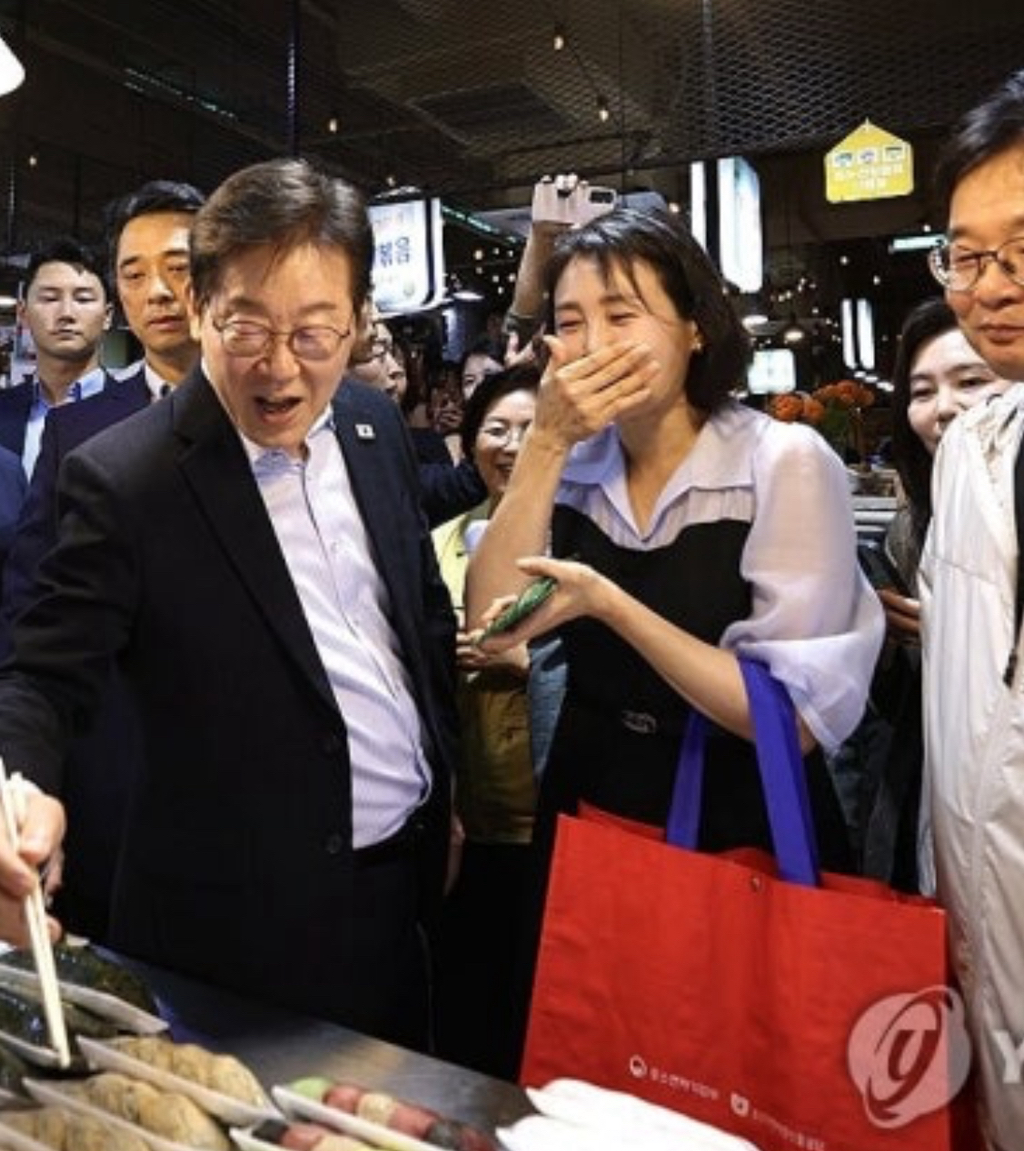 시장에서 먹방 찍는 잼시랑 혜경여시 | 인스티즈