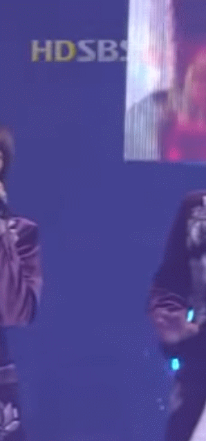 멤버의 실수를 바라보는 리더의 표정.gif | 인스티즈