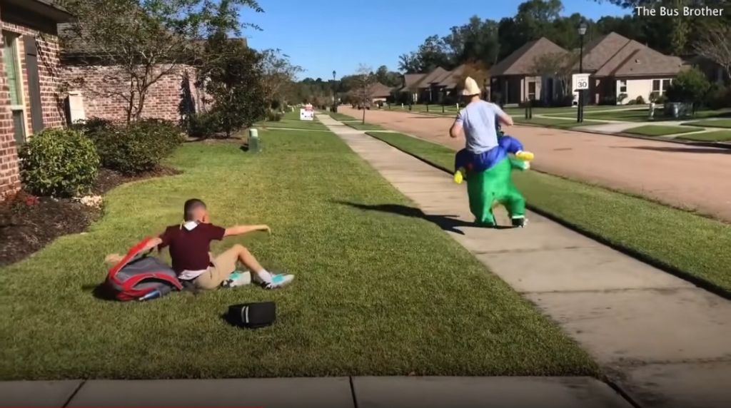 매일 다른 코스튬을 하고 동생을 마중 나가는 형 | 인스티즈