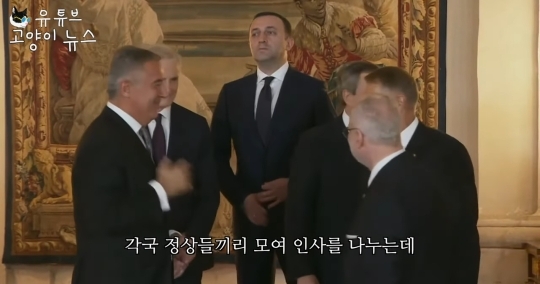 박지원 "김건희 '팔 흔들흔들'…외교무대 익숙지 않고 하도 뭐라해 주눅든 듯" (+ new짤 추가) | 인스티즈