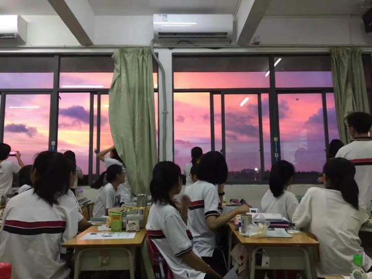 초저녁 걸어가다 넋놓고 올려다보게 되는 날 | 인스티즈