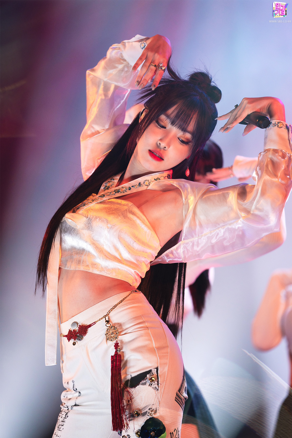 최근 슬슬 많이 보이는 아이돌 무대의상 .jpg | 인스티즈
