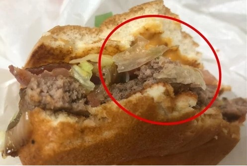 질겨서 안씹힌 유명 햄버거…기름종이도 같이 조리 | 인스티즈