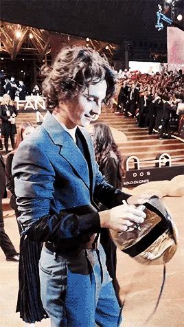 머리 망가지는거 신경 안쓰고 팬썹해주는 티모시 샬라메 gif | 인스티즈