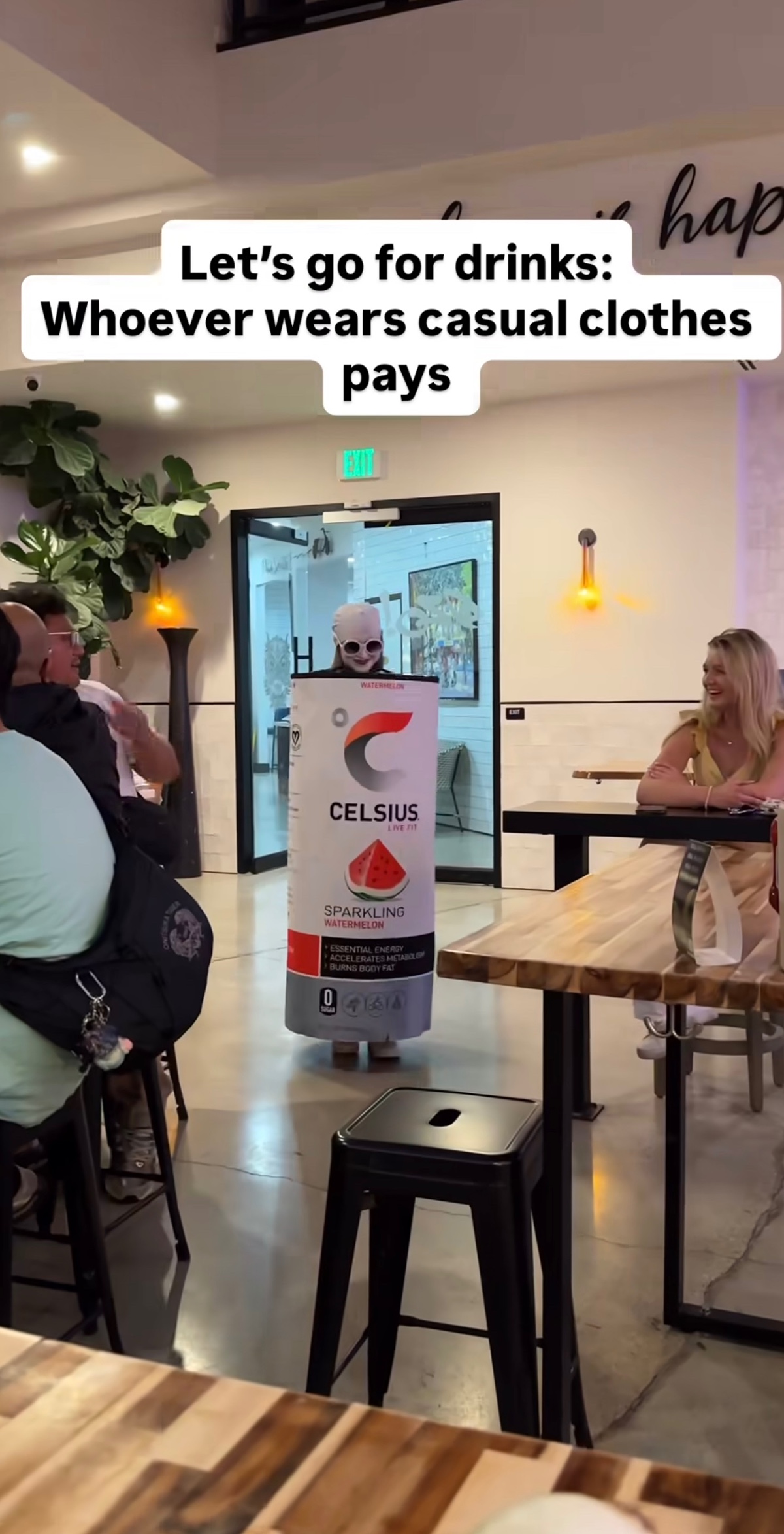 평범하게 입고 온 사람이 술값 내기로 함 | 인스티즈