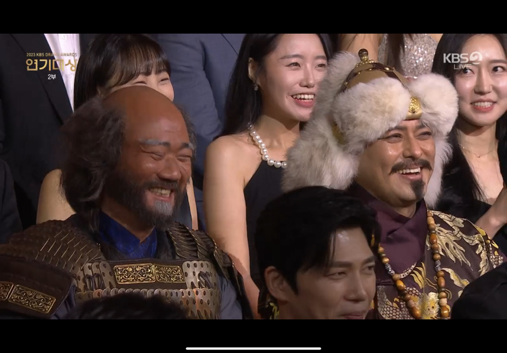 더쿠 - 거란족도 축하해주는 강감찬 대상.jpg