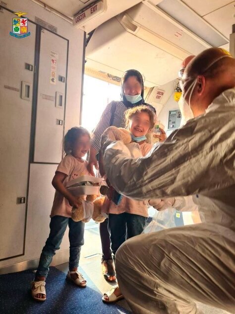 아이에게 인형을 쥐어주면 아이가 되지만 총을 쥐어주면 테러리스트가 된다는걸 보여준 장면 | 인스티즈