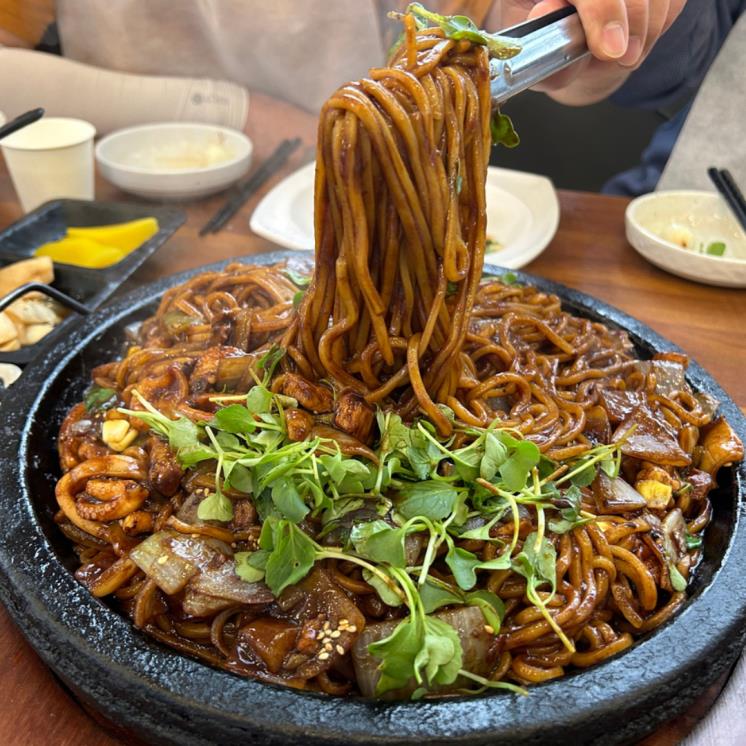 통닭 올려주는 짜장면? 이색 짜장면 맛집 2023 ver. - 악플달면... 20대들의 알흠다운 공간 통닭 올려주는 짜장면? 이색 짜장면 맛집 2023 ver.